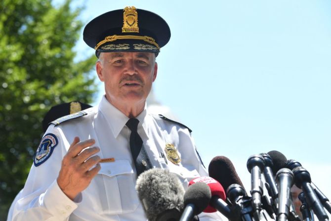 J. Thomas Manger, jefe de Policía del Capitolio, brinda una conferencia de prensa.