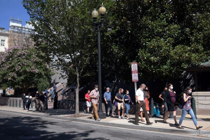 Así era evacuada la gente tras la amenaza de bomba cerca el Capitolio.