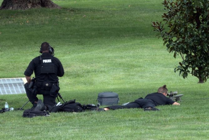 Un equipo de francotiradores de la policía permanece en posición cerca de la Biblioteca del Congreso en Capitol Hill.