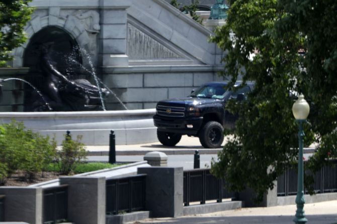 Una camioneta se encuentra fuera de la Biblioteca del Congreso, directamente frente al Capitolio de los Estados Unidos, en el Capitolio el 19 de agosto de 2021 en Washington, DC. Un hombre condujo una camioneta hasta la acera frente a la biblioteca esta mañana y les dijo a los oficiales de policía que tenía una bomba. Las autoridades han evacuado las áreas circundantes y están negociando con el sospechoso.