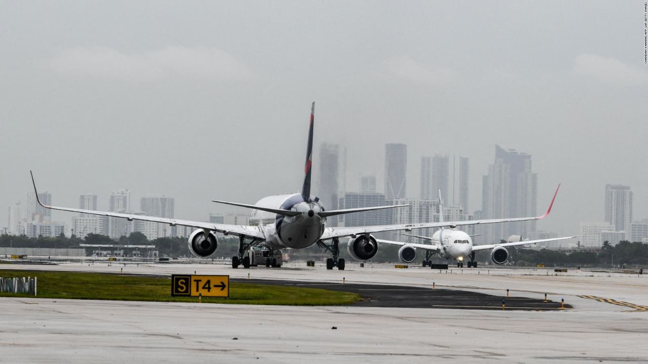 CNNE 1052494 - esta aerolinea no servira alcohol en sus vuelos hasta 2022