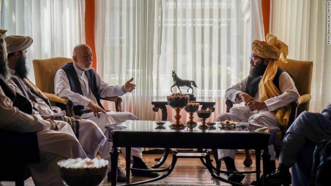 El expresidente de Afganistán Hamid Karzai, a la izquierda, se reúne con el negociador talibán Anas Haqqani, a la derecha, el 18 de agosto. Los talibanes afirman que hay una amnistía pública para todos los ex funcionarios y cargos del gobierno. Así que nadie debería abandonar el país.