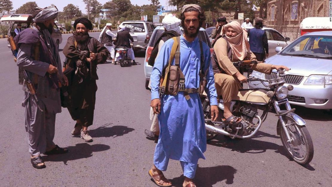 Combatientes talibanes patrullan las calles de Herat el 14 de agosto.