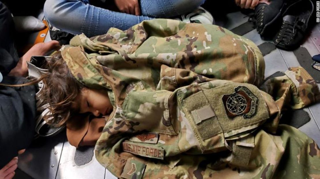 Un niño afgano duerme en el piso de carga de un C-17 Globemaster III de la Fuerza Aérea de EE.UU. el domingo, en una foto publicada por la Fuerza Aérea estadounidense.