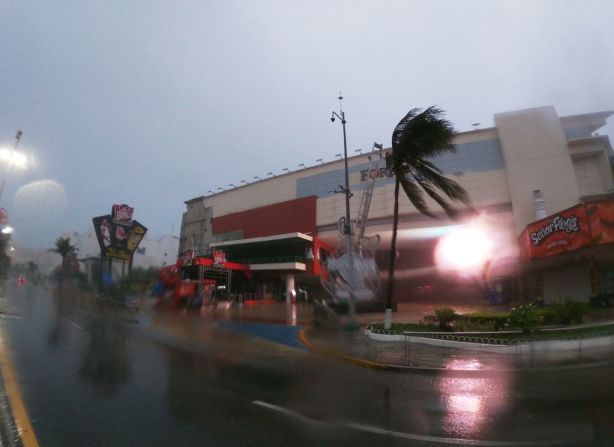 Vista de un centro comercial durante la llegada del huracán Grace a Tulum, en la Riviera Maya, en México.