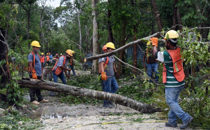 Trabajadores locales limpian las calles tras el paso del huracán Grace en Tulum, en Quintana Roo, México, el 19 de agosto de 2021.