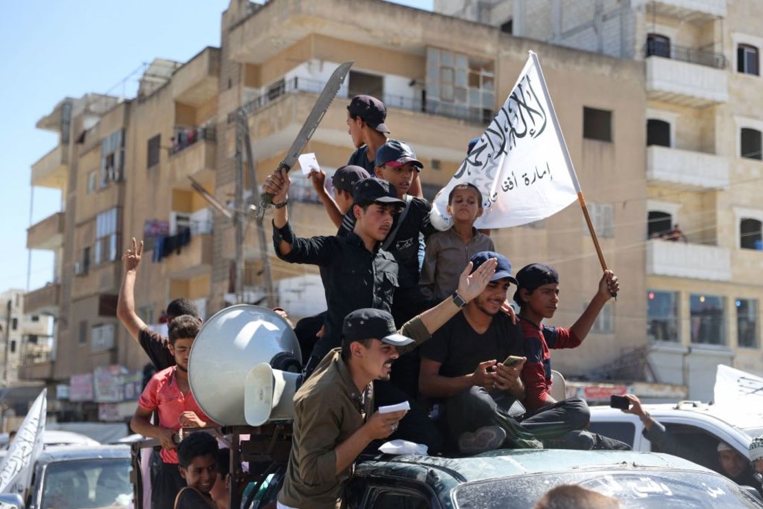 del grupo yihadista Hayat Tahrir al-Sham, filial de Al Qaeda en Siria, festejan el 20 de agosto de 2021 la llegada de los talibanes al poder en Afganistán.