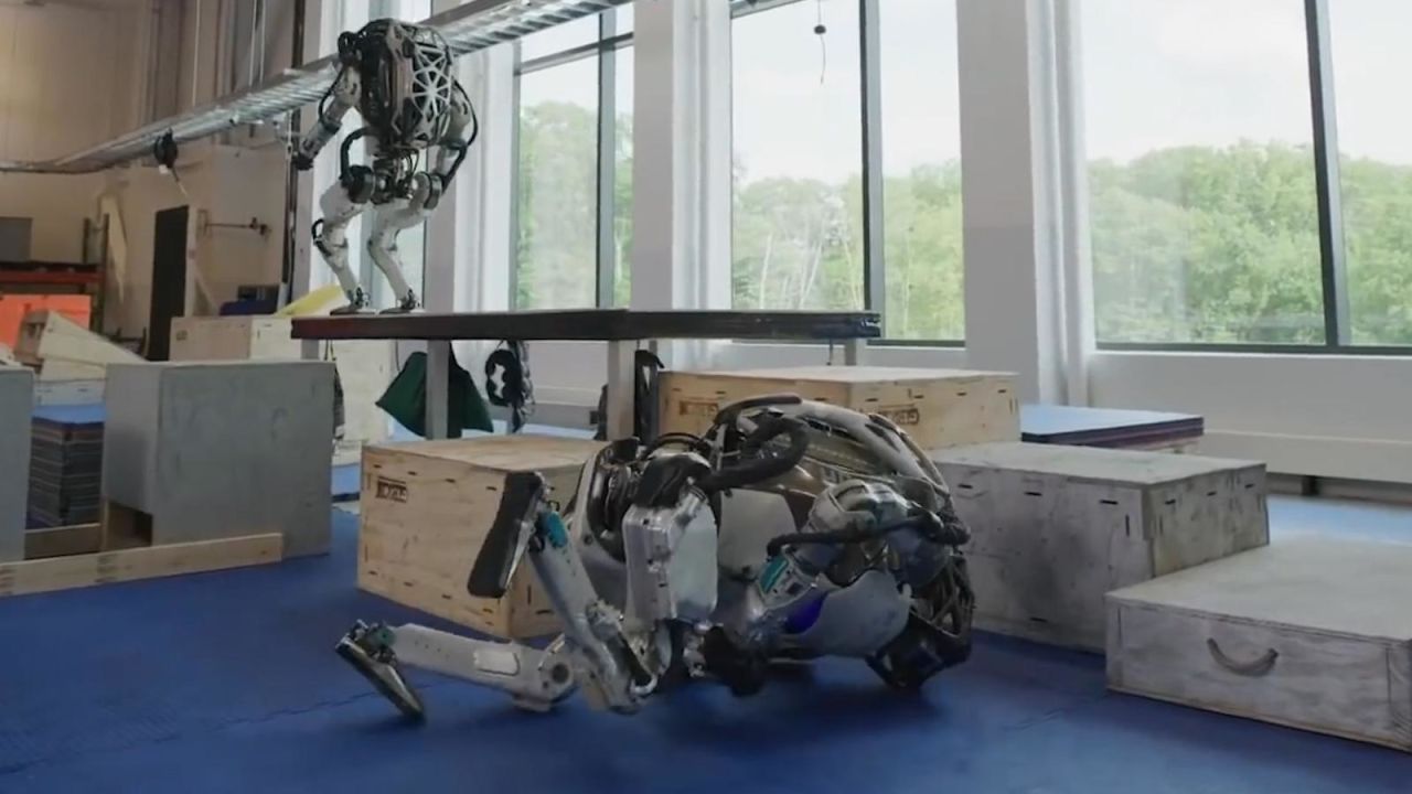 CNNE 1053051 - mira como caen estos robots tras hacer parkour