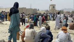 CNNE 1053099 - familias se agolpan en aeropuerto de kabul