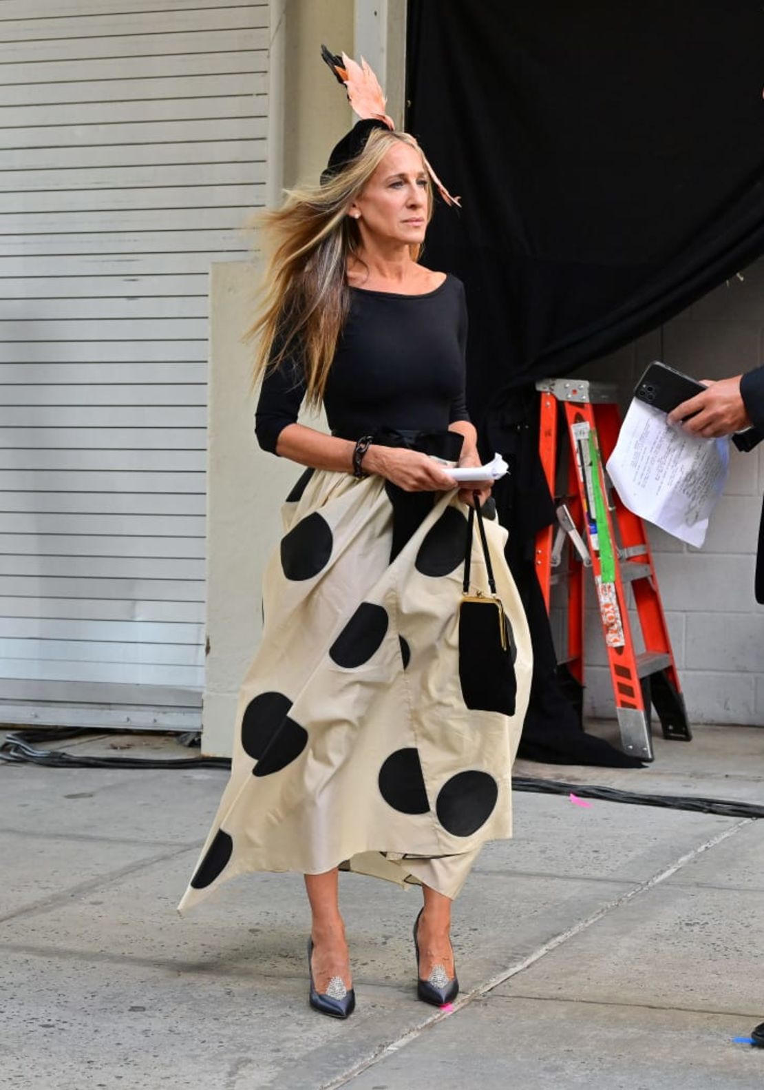 Sarah Jessica Parker en el set de "And Just Like That..." este agosto con una falda de Carolina Herrera. Crédito: James Devaney/Getty Images/GC Images