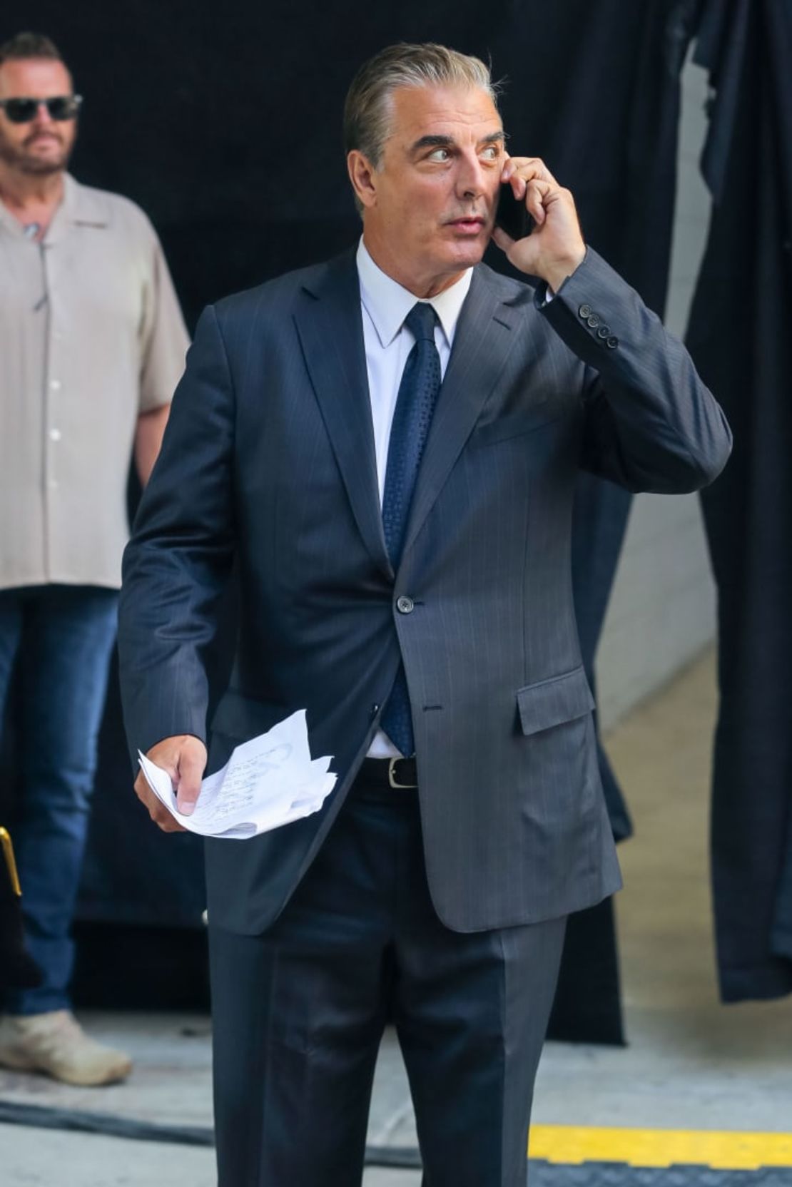 Chris Noth lució un elegante traje azul en el set de 'And Just Like That' este agosto. Crédito: Jason Howard/Bauer-Griffin/Getty Images/GC Images