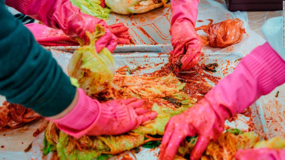 Un festival de elaboración de kimchi en Goesan, Corea del Sur, el 7 de noviembre de 2020. Gran parte del kimchi elaborado en fábrica que se consume en Corea del Sur procede ahora de China. Jun Michael Park/The New York Times/Redux