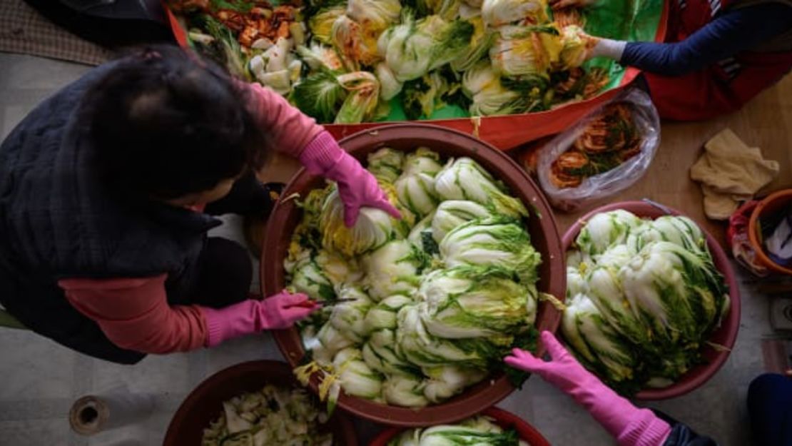 Las mujeres preparan la col para hacer kimchi durante el proceso comunal tradicional conocido como "kimjang". Ed Jones/AFP/Getty Image