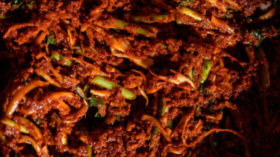 Una salsa picante utilizada para hacer kimchi se prepara durante un proceso tradicional conocido como "kimjang", en una casa de la ciudad portuaria surcoreana de Donghae en 2020. Ed Jones/AFP/Getty Images