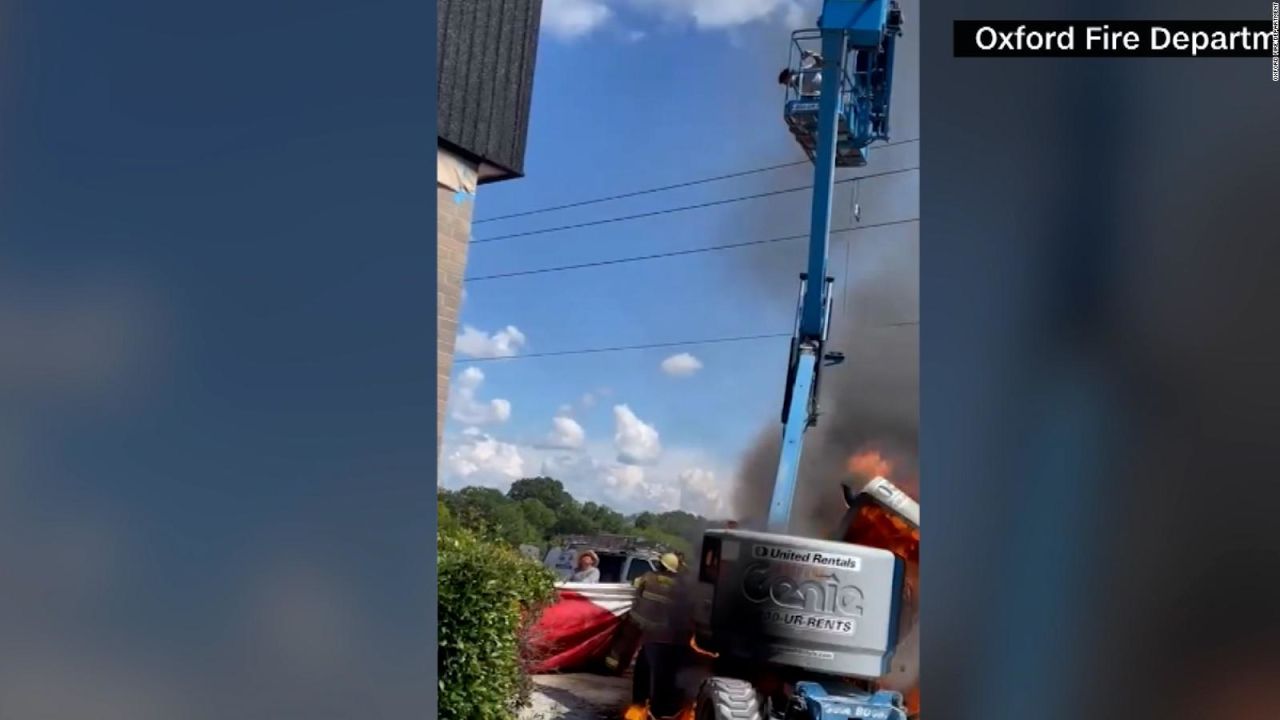 CNNE 1053296 - joven salta de una grua en llamas para salvar su vida