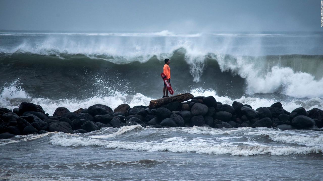 CNNE 1053345 - declaran alerta roja por el huracan grace en partes de veracruz, mexico