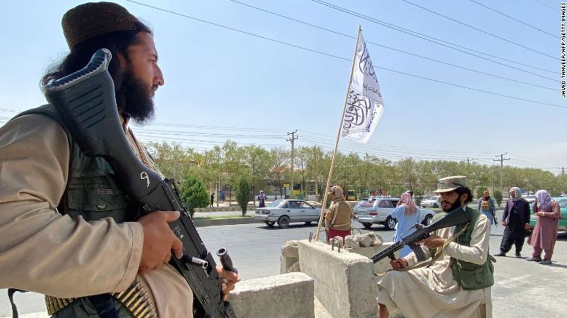 Combatientes talibanes montan guardia en una puerta de entrada frente al Ministerio del Interior en Kabul el 17 de agosto de 2021.