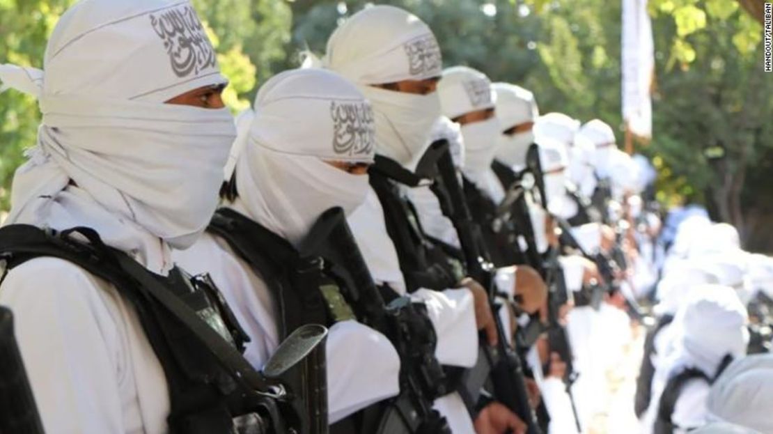 Los talibanes han publicado una serie de fotografías de sus combatientes en un desfile del Día de la Independencia blandiendo armas de asalto estadounidenses.