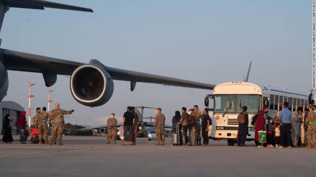 Un grupo de evacuados afganos sale de un avión C-17 Globemaster III en la base aérea de Ramstein, Alemania, el 20 de agosto de 2021.