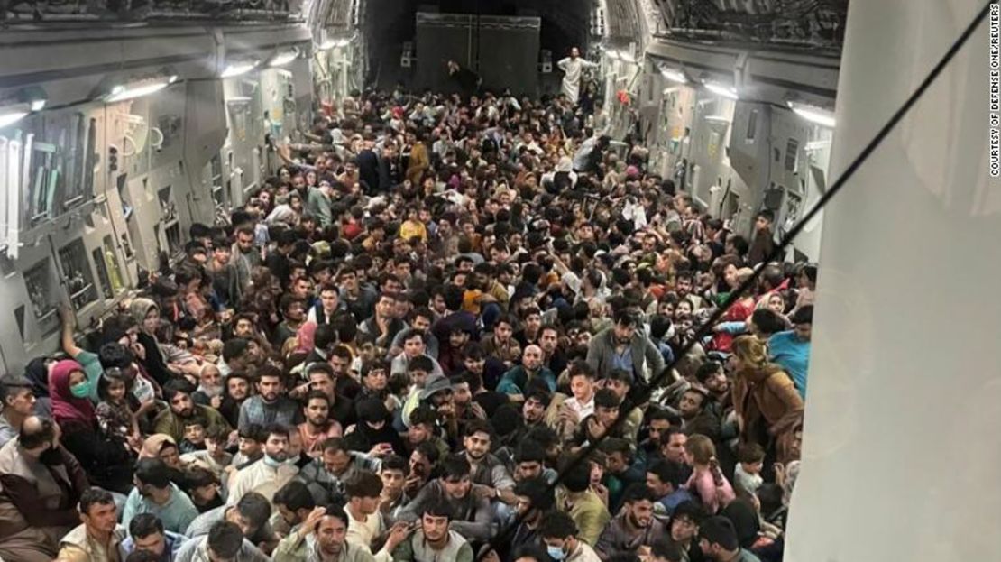 Evacuados se reúnen en el interior de un avión de transporte C-17 Globemaster III de la Fuerza Aérea de Estados Unidos en un vuelo a Qatar desde Kabul, Afganistán, el 15 de agosto de 2021. La Fuerza Aérea dijo el viernes que el avión transportó un récord de 823 personas.