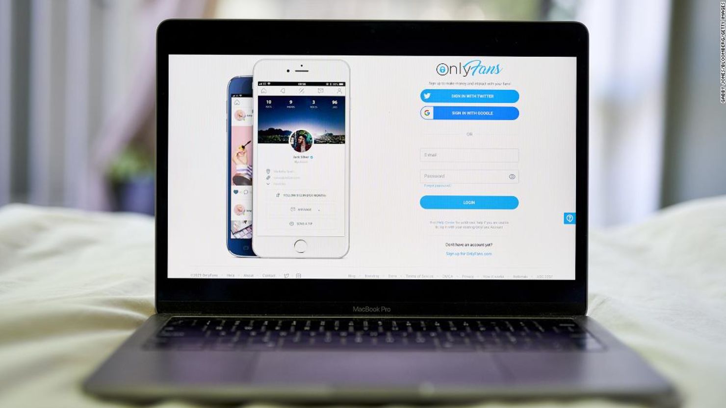 La plataforma OnlyFans permite que personas cobren a sus iradores por el  a videos y fotos.