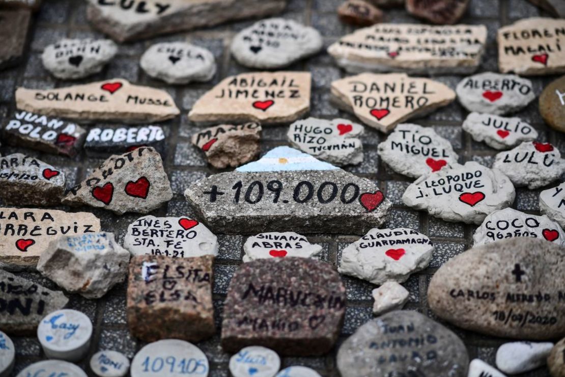 Homenaje a las víctimas del covid-19 en Buenos Aires en una protesta frente a la Casa Rosada luego de que Argentina superara las 109.000 muertes por covid-19, el 16 de agosto de 2021. Para el 23 de agosto, la cifra de muertos en el país por coronavirus es de más de 110.000, según la Universidad Johns Hopkins.