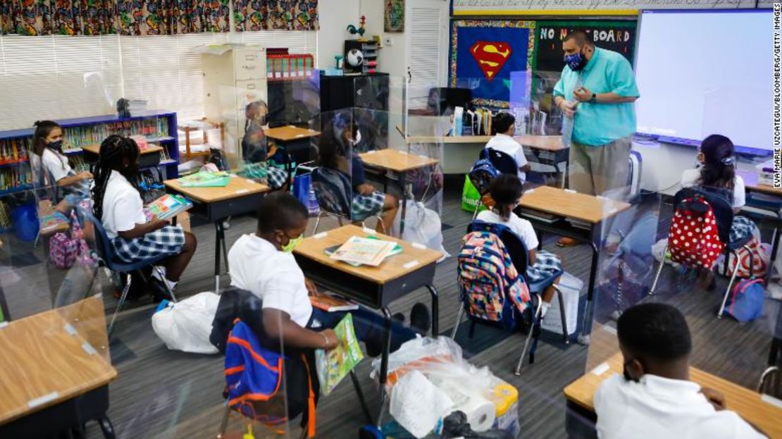 Estudiantes durante su primer día de clases en una escuela privada en North Miami Beach, el 18 de agosto.