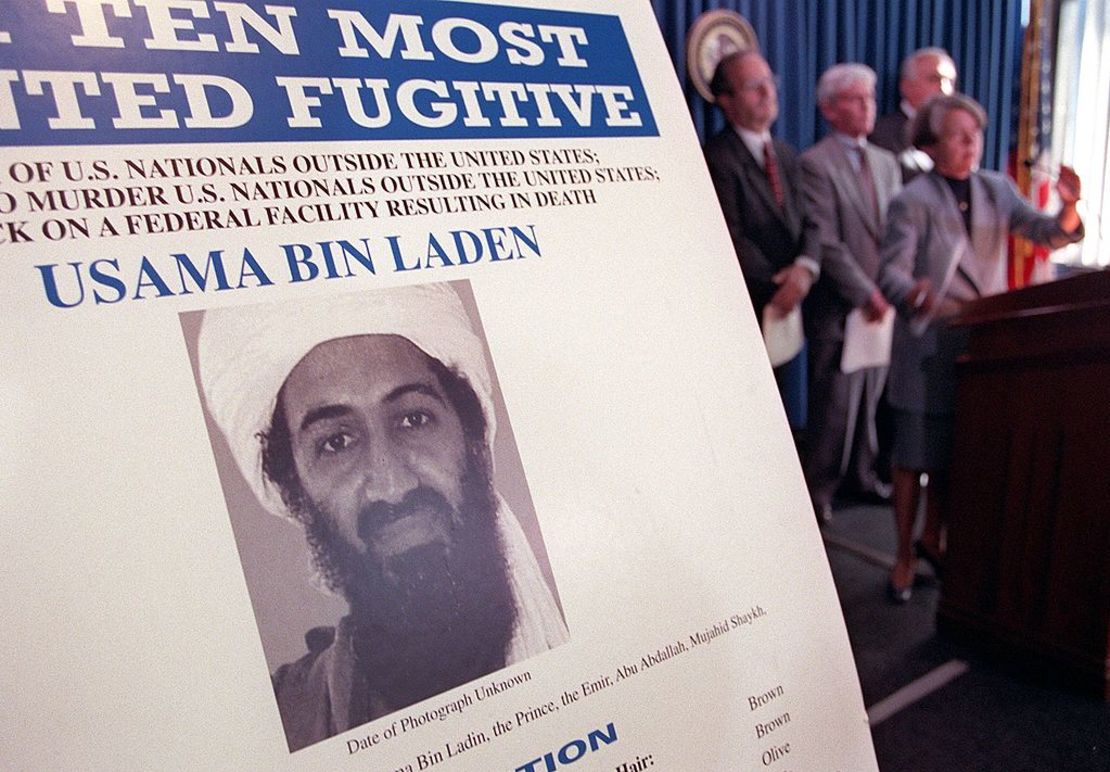 Un cartel con el rostro de Osama Bin Laden aparece en una conferencia de prensa del Departamento de Justicia de Estados Unidos el 8 de octubre de 1999 en Nueva York.
