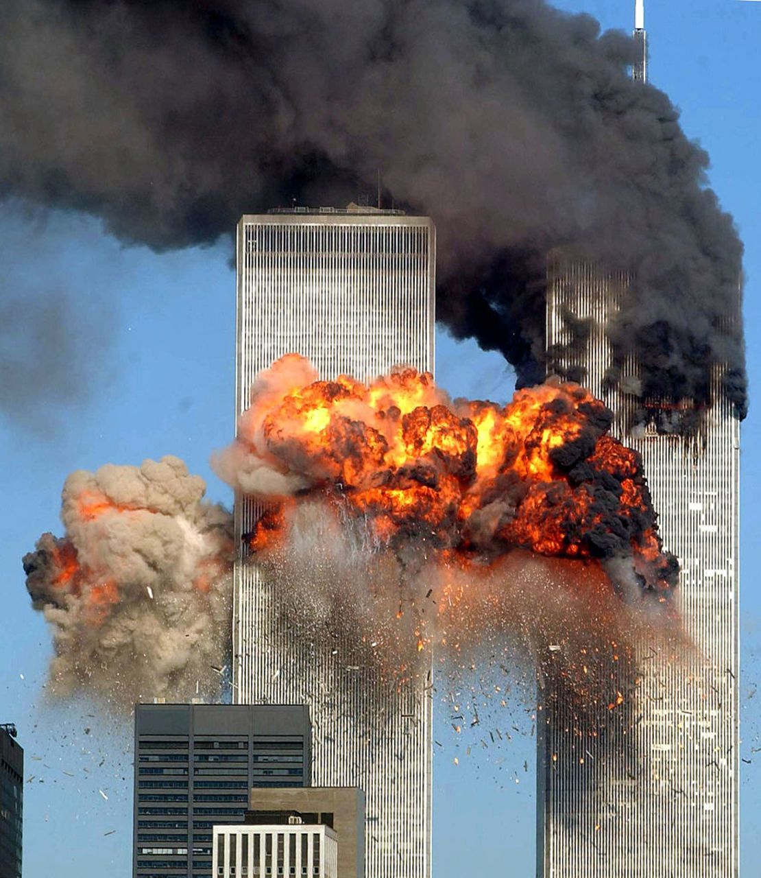 El vuelo 175 de United Airlines secuestrado en Boston se estrella contra la torre sur del World Trade Center y explota a las 9:03 horas del 11 de septiembre de 2001 en Nueva York.