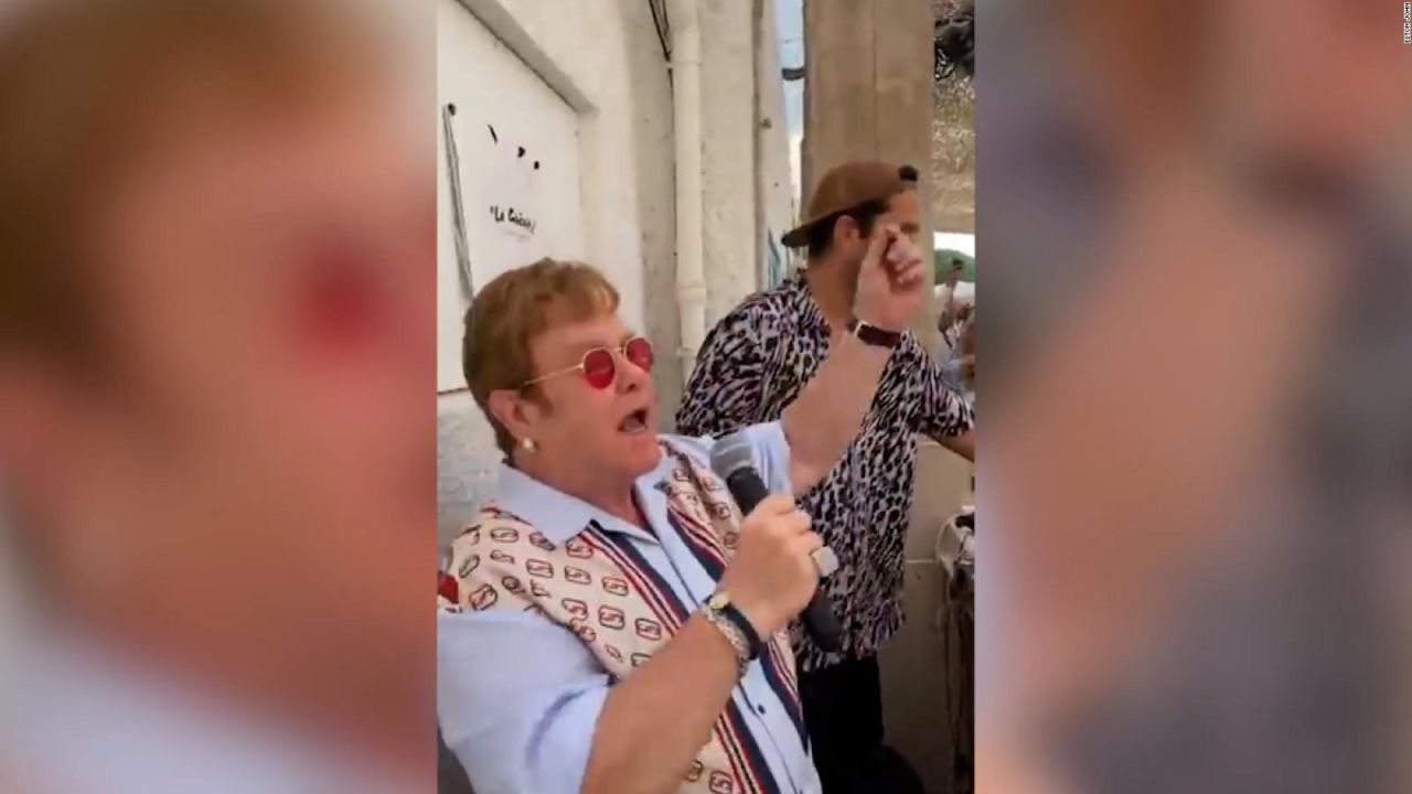 CNNE 1054062 - elton john sorprende en una playa de cannes