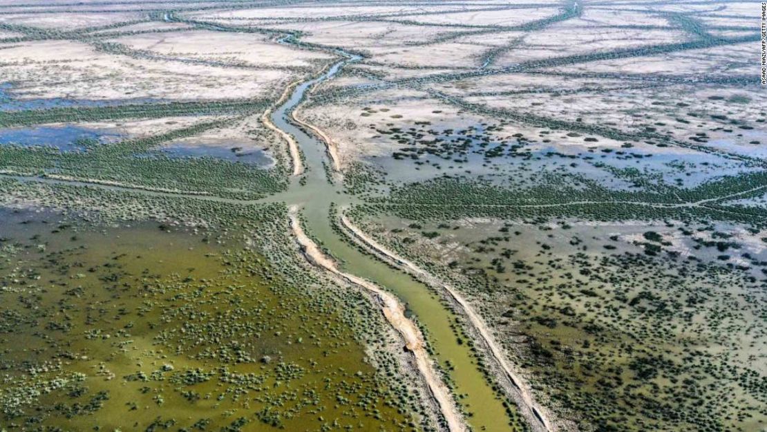 Una vista aérea el 20 de junio de 2021 de las tierras pantanosas de Chibayesh, que se están secando, en la zona de Ahwar, al sur de Iraq. Créditos: ASAAD NIAZI/AFP via Getty Images