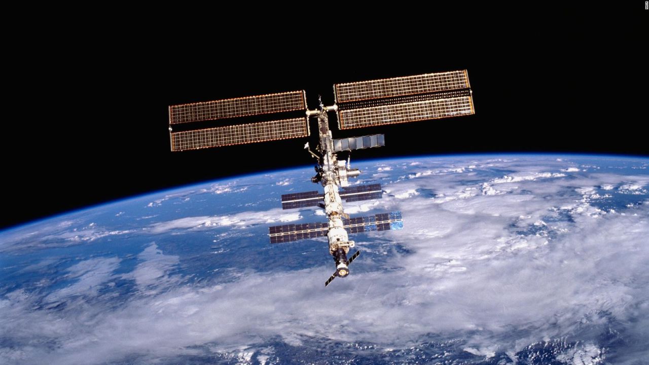 CNNE 1054178 - astronauta ruso "ventanea" a la tierra desde la eei