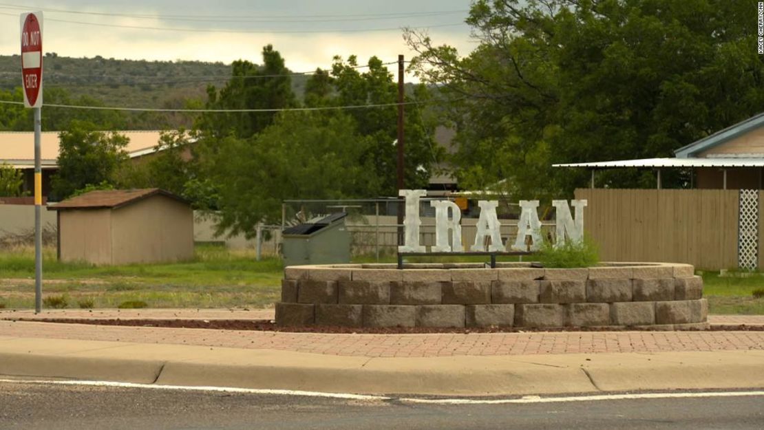 El pueblo se llama Iraan a Ira y Ann Yates, los rancheros que poseían la propiedad bajo la cual se descubrió un campo petrolífero cercano.