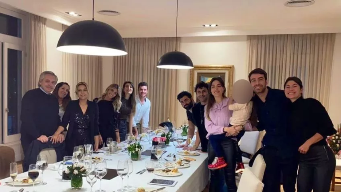 El 14 de julio del 2020, el presidente Fernández celebró el cumpleaños de su esposa, Fabiola Yáñez, junto con otros invitados en plena cuarentena estricta.