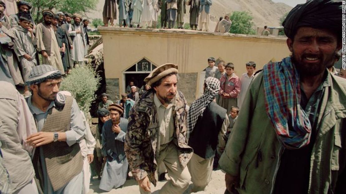 Ahmad Shah Massoud, (centro), ministro de Defensa de Afganistán y líder de la Alianza del Norte, en esta foto sin fecha en Anaba, provincia de Panjshir, Afganistán.