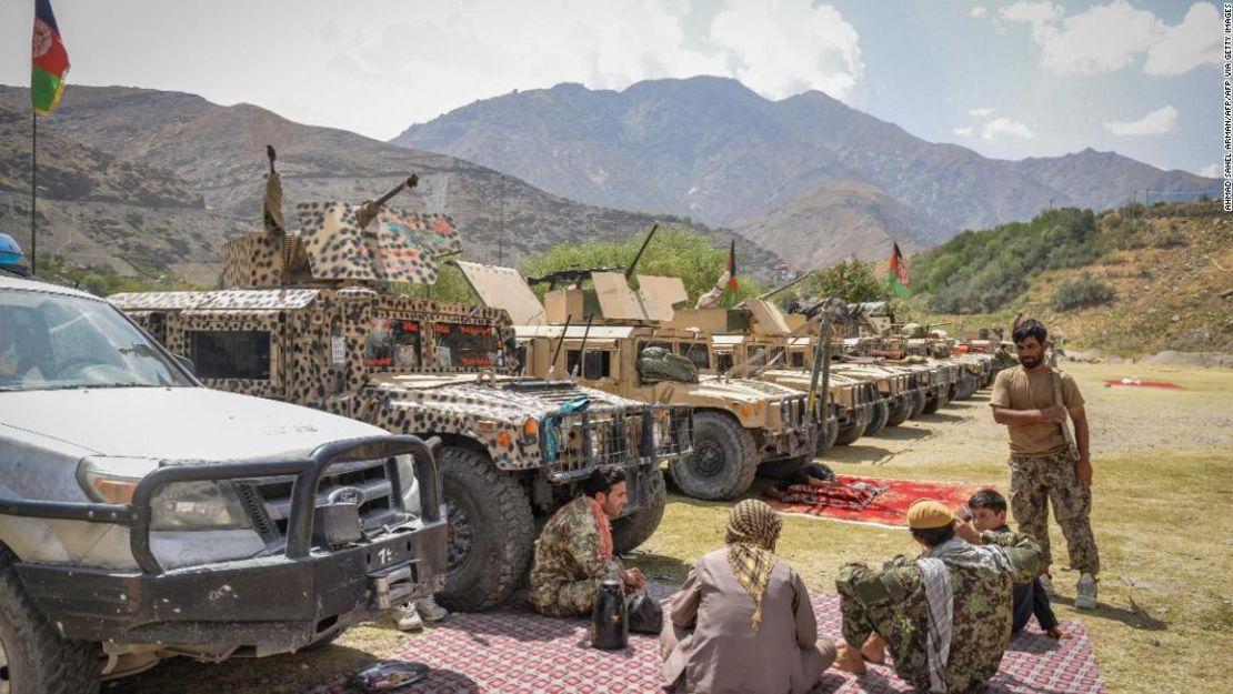 Fuerzas de seguridad afganas con sus armas y vehículos Humvee en el área de Parakh en Bazarak, provincia de Panjshir el 19 de agosto de 2021.