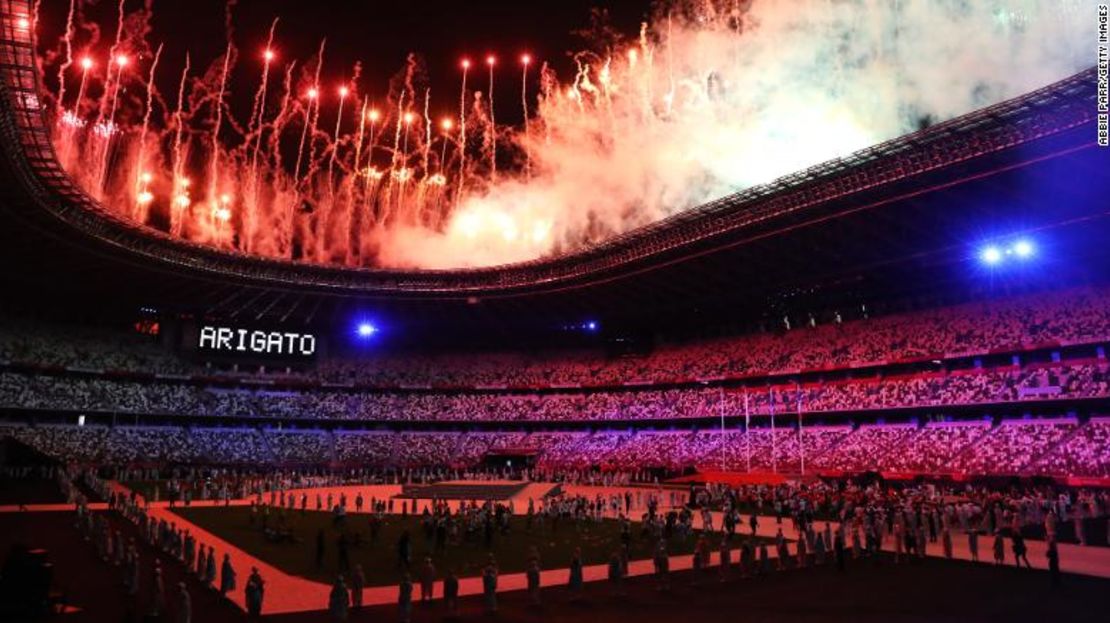 Fuegos artificiales para finalizar los Juegos Olímpicos de Tokio 2020 el 8 de agosto.
