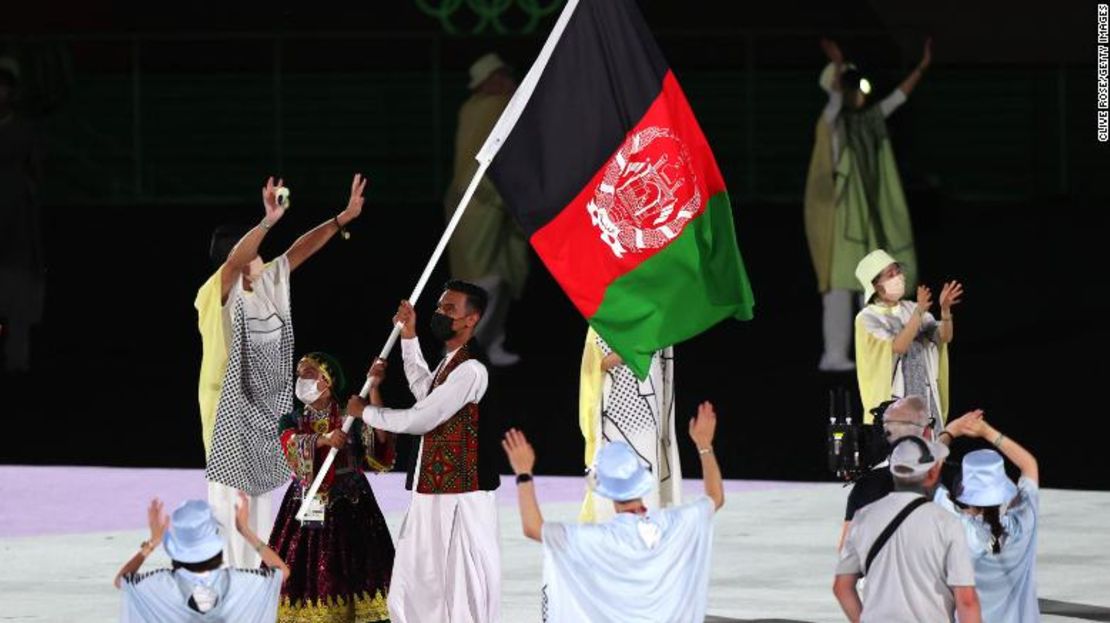 Abanderados del equipo Afganistán durante la ceremonia de apertura de los Juegos Olímpicos de Tokio 2020.