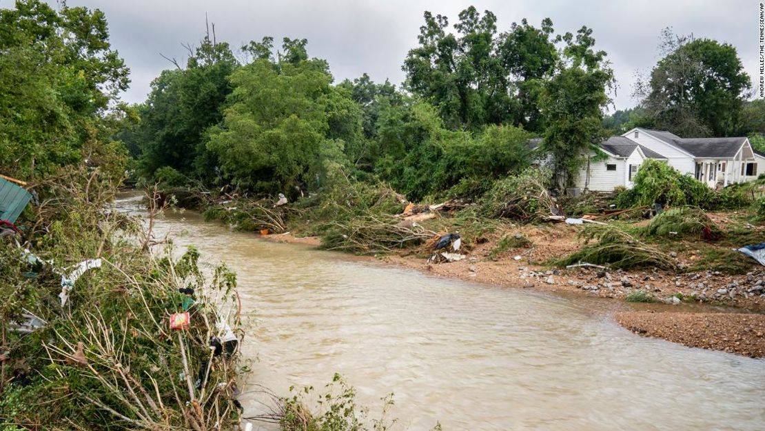 Los daños causados por las inundaciones en Waverly, Tennessee, el domingo 22 de agosto. Los aguaceros convirtieron rápidamente en rápidos los arroyos que corren detrás de los patios traseros y a través del centro de Waverly.