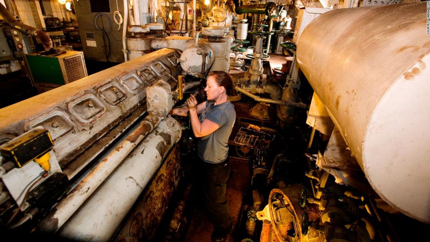 Jessica DuLong, ahora ingeniera jefe emérita, aparece en 2008 en la sala de máquinas del barco de bomberos John J. Harvey de 1931.