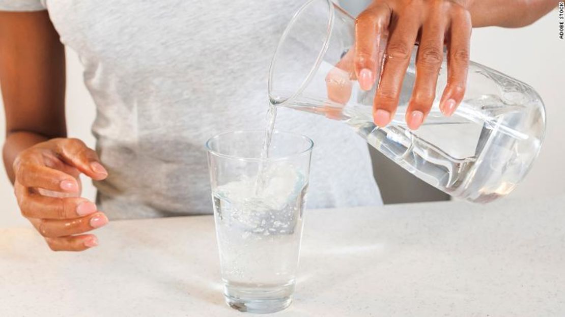 Rehidratarnos con un vaso de agua a primera hora puede aumentar nuestro metabolismo hasta en un 30%, según han demostrado las investigaciones.