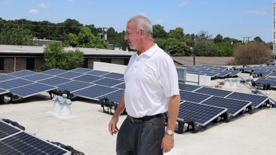 Matthew Haines, propietario de un alquiler independiente cerca de Dallas, inspecciona un panel solar instalado en la parte superior de uno de sus edificios a principios de este verano.