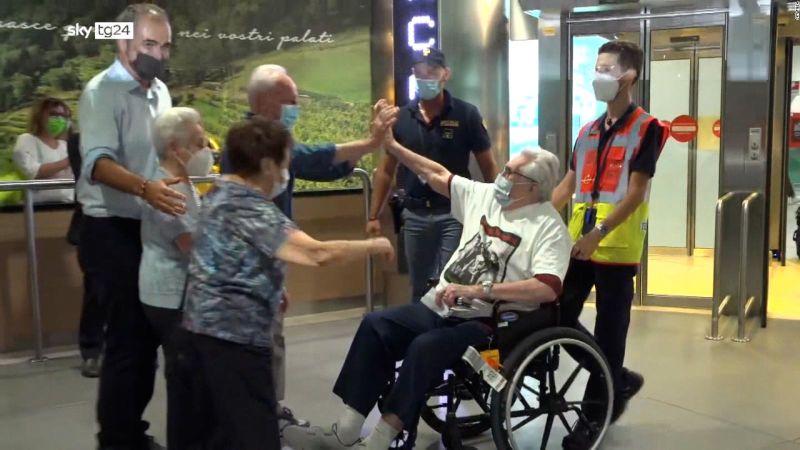 Veterano de 97 años viaja a Italia para reunirse con hermanos que casi mata por error en la Segunda Guerra Mundial