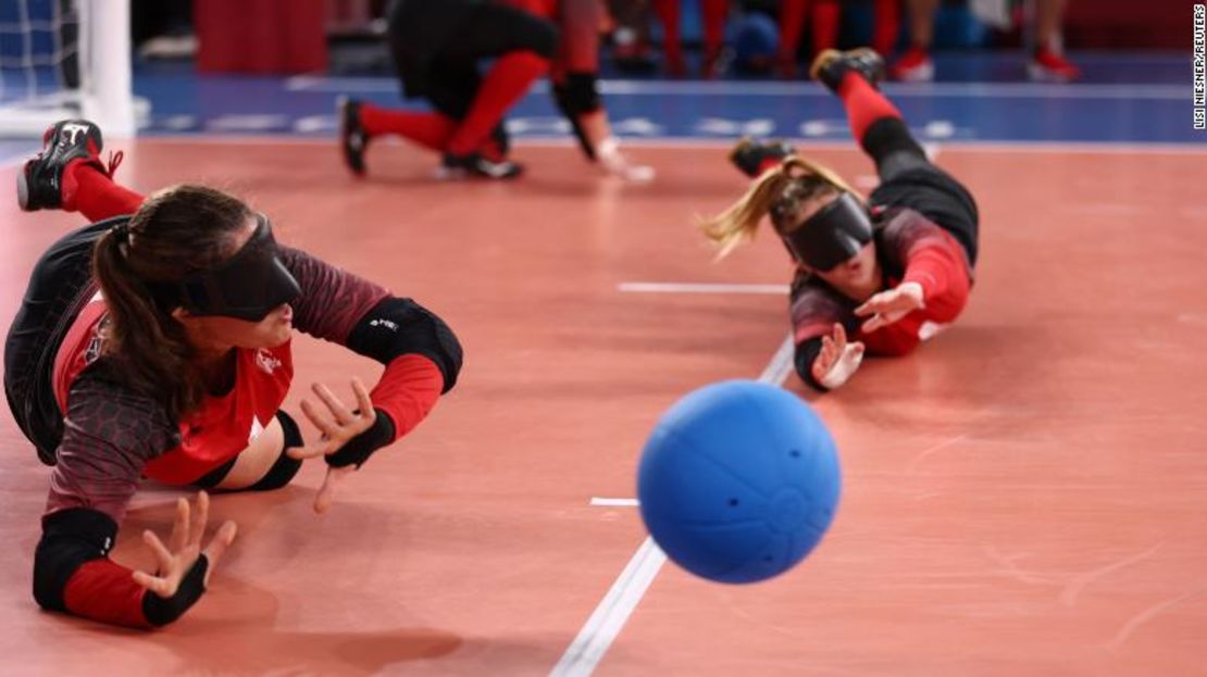 Maryam Salehizadeh y Meghan Mahon de Canadá en acción durante un partido de golbol contra el Comité Olímpico Ruso el 25 de agosto en Chiba, Japón.