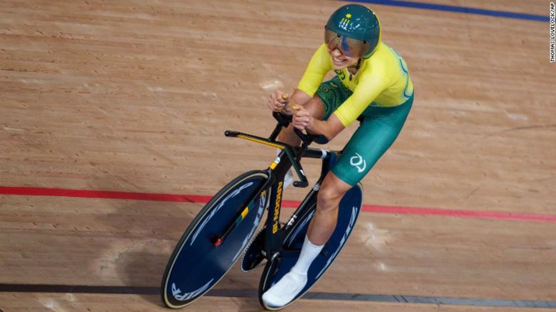 La australiana Paige Greco reclama el oro en el Velódromo de Izu el 25 de agosto de 2021.