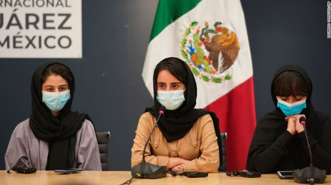 Cinco mujeres del reconocido equipo de robótica llegaron a México, dijeron las autoridades.