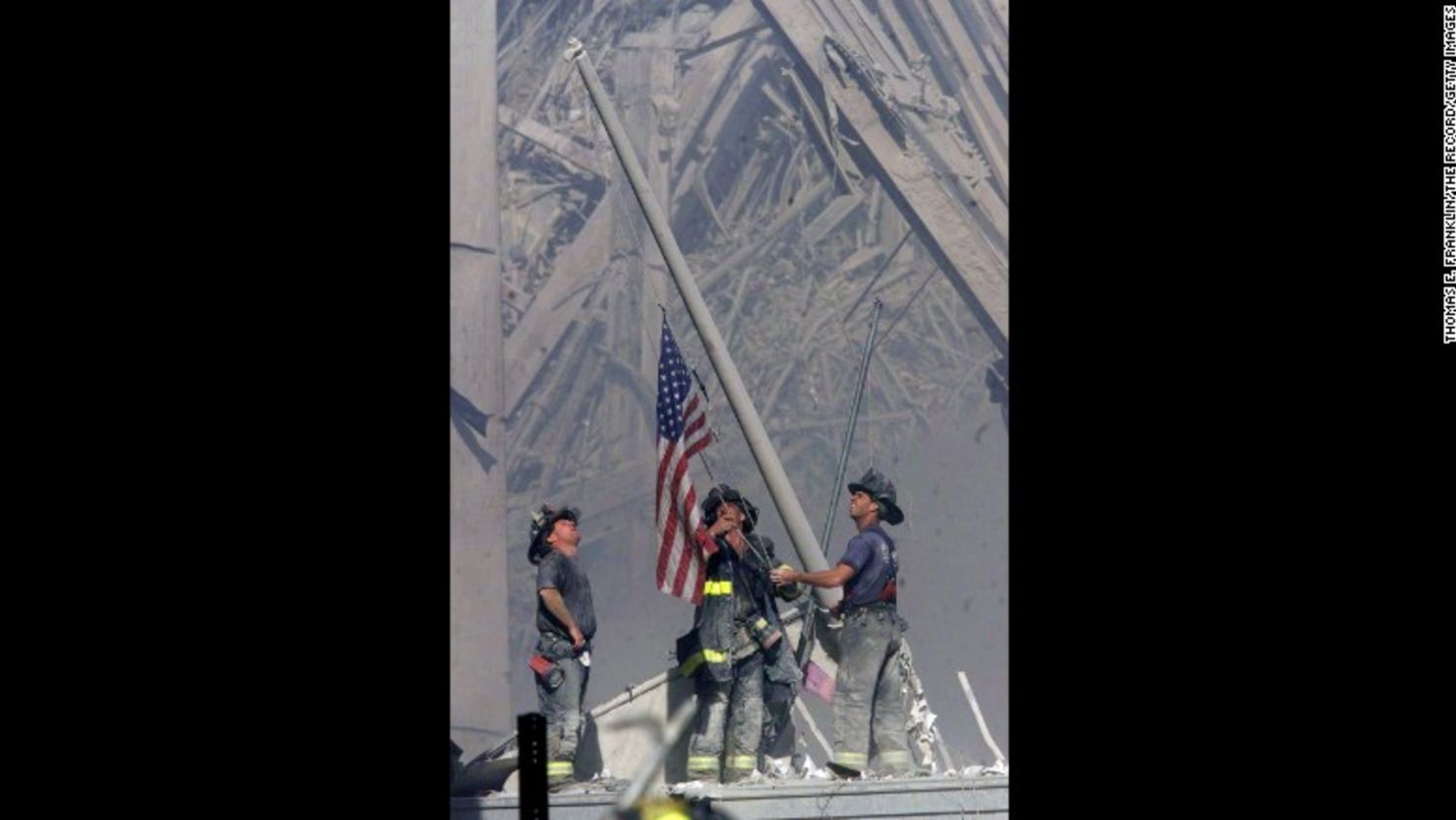 Los bomberos George Johnson, Dan McWilliams y Billy Eisengrein izan una bandera en el sitio del World Trade Center en Nueva York después de los ataques terroristas del 11 de septiembre de 2001. La escena fue inmortalizada por el fotógrafo Thomas E. Franklin y ha sido comparada con la icónica imagen del izado de la bandera en Iwo Jima. La película "The Flag" de CNN Films examina lo que ocurrió con la bandera en la zona cero y explora su impacto tras la tragedia.