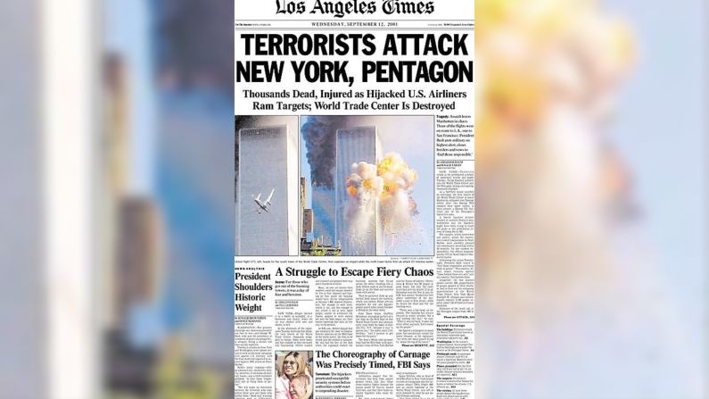 El impacto de la noticia quedó reflejado en la portada de Los Angeles Times, que destacó los ataques terroristas en Nueva York y en el Pentágono.