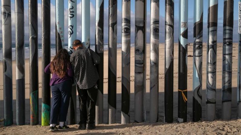 Estos son siete sitios emblemáticos para los latinos en Estados Unidos. Los rostros de las personas deportadas de Estados Unidos están pintados en la valla del Parque de la Amistad, que se encuentra a ambos lados de la frontera.