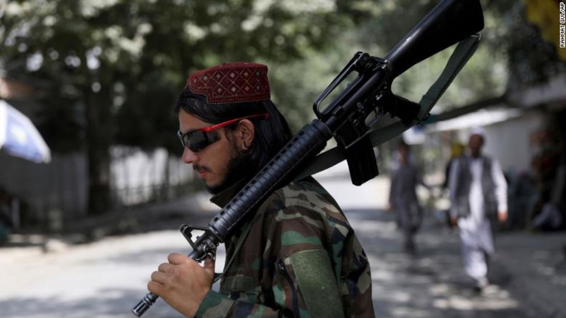 Un combatiente talibán monta guardia en un puesto de control en el barrio de Wazir Akbar Khan en la ciudad de Kabul, Afganistán, el domingo 22 de agosto de 2021.